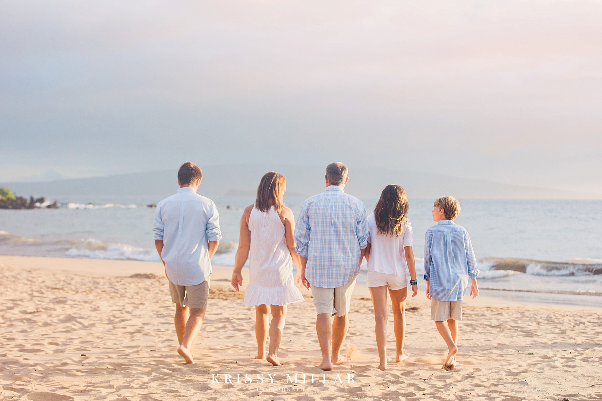 wailea family walking towards the ocean on vacation